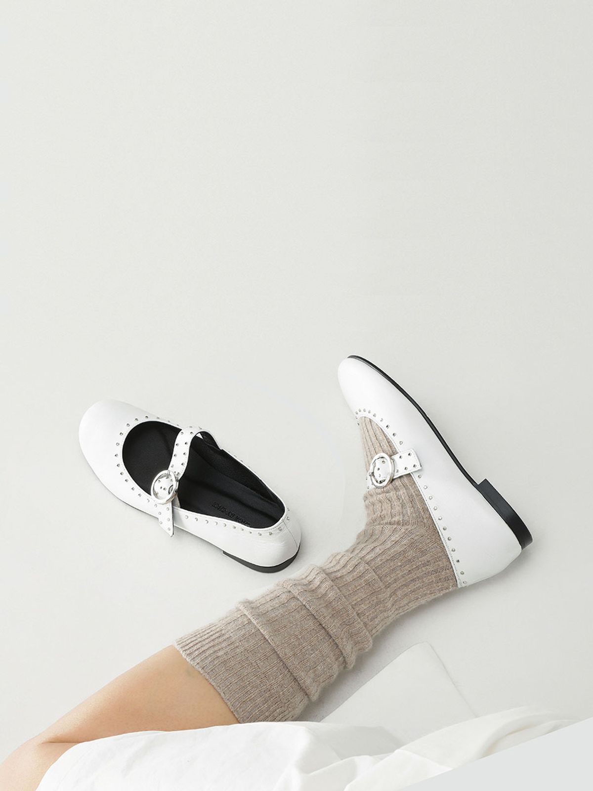 슈바이초이(SHOEBYCHOI) 스터드 발레리나 플랫 슈즈 (1cm)_화이트,블랙, 샌드베이지