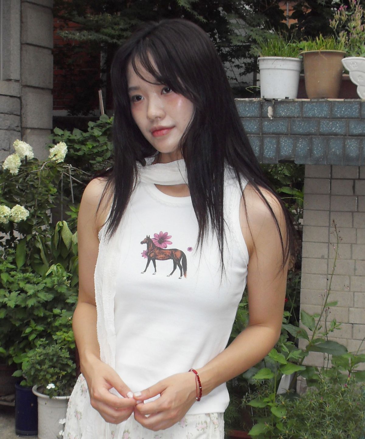 포에브(POEV) Flower Horse Tank Top - White