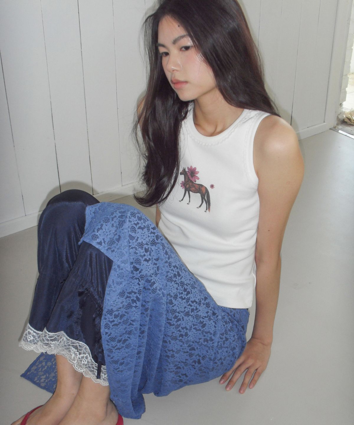 포에브(POEV) Flower Horse Tank Top - White