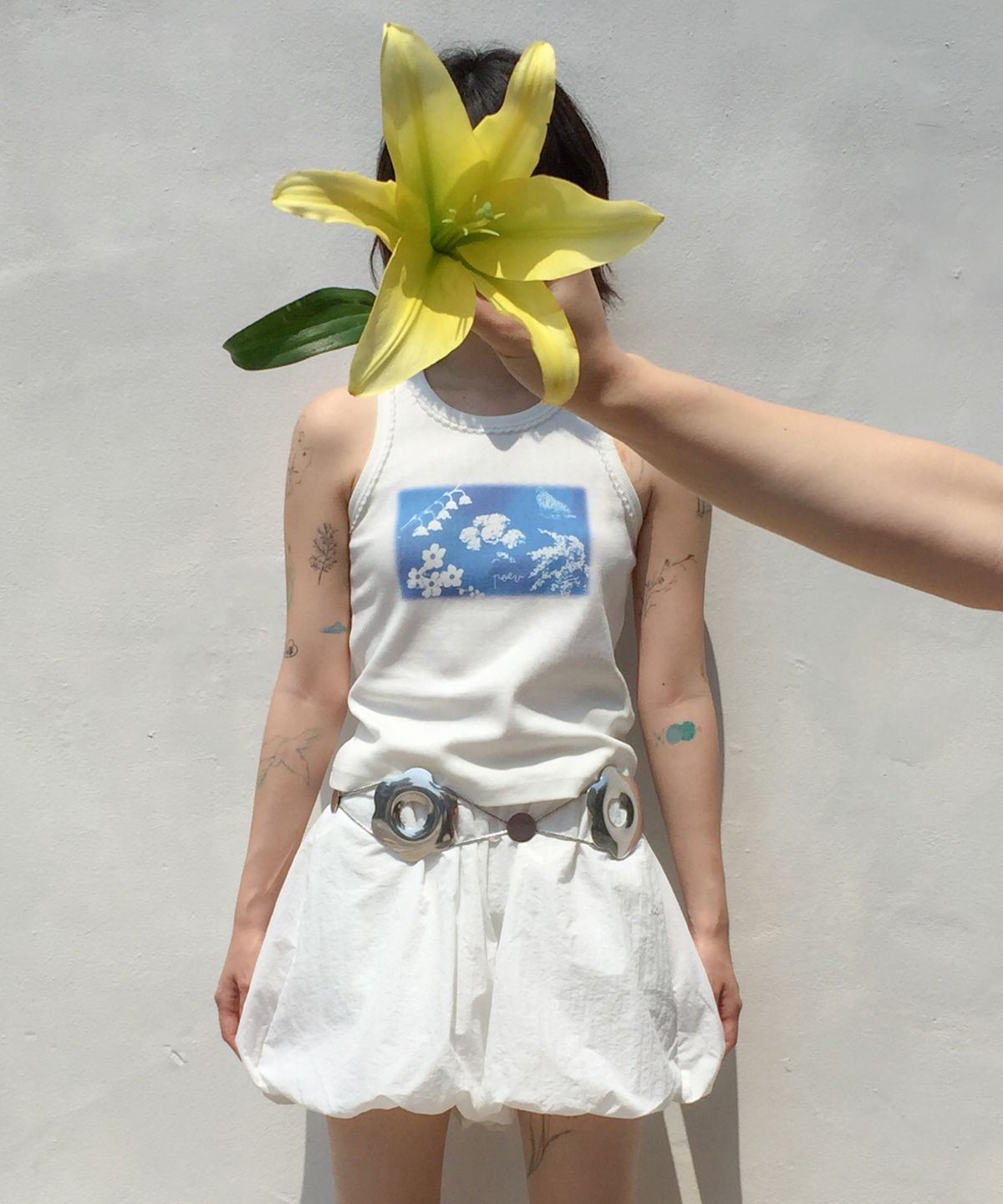 포에브(POEV) Wildflower Tank Top - White