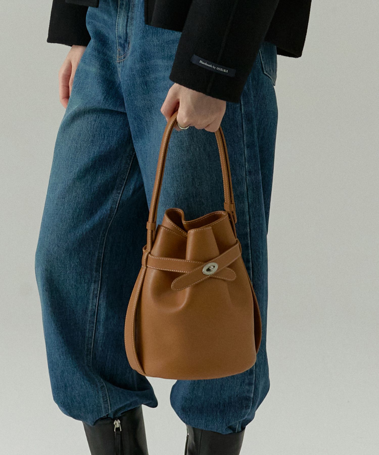【OSTKAKA】CLASSIC BELT BUCKET BAG MUSINSA | OSTKAKA Classic Belt Bucket Bag Brown