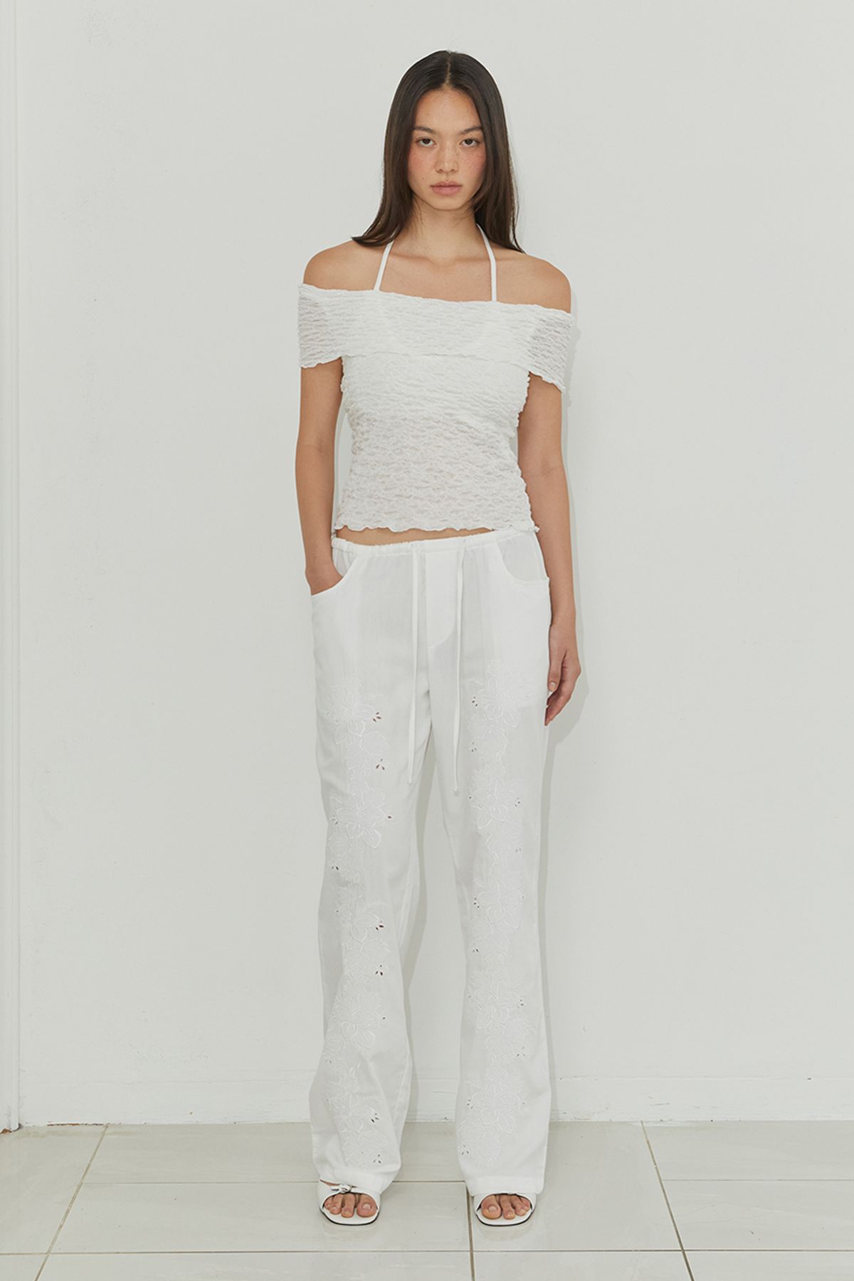 모어댄파라다이스(MORE THAN PARADISE) LACE HALTER LAYER TOP / IVORY