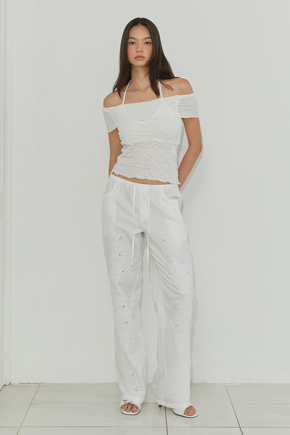 모어댄파라다이스(MORE THAN PARADISE) LACE HALTER LAYER TOP / IVORY