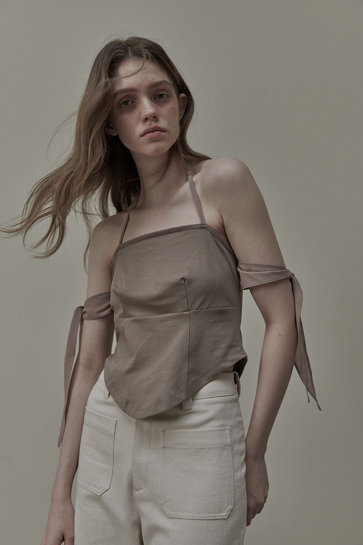 마우솔레움(MAU SOLEUM) Gabrielle Sheer Ribbon Halter T-Shirt - Beige