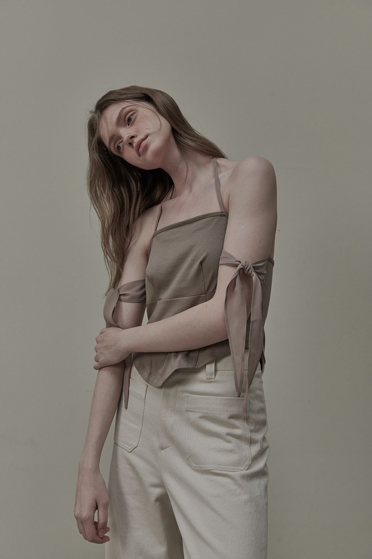 마우솔레움(MAU SOLEUM) Gabrielle Sheer Ribbon Halter T-Shirt - Beige