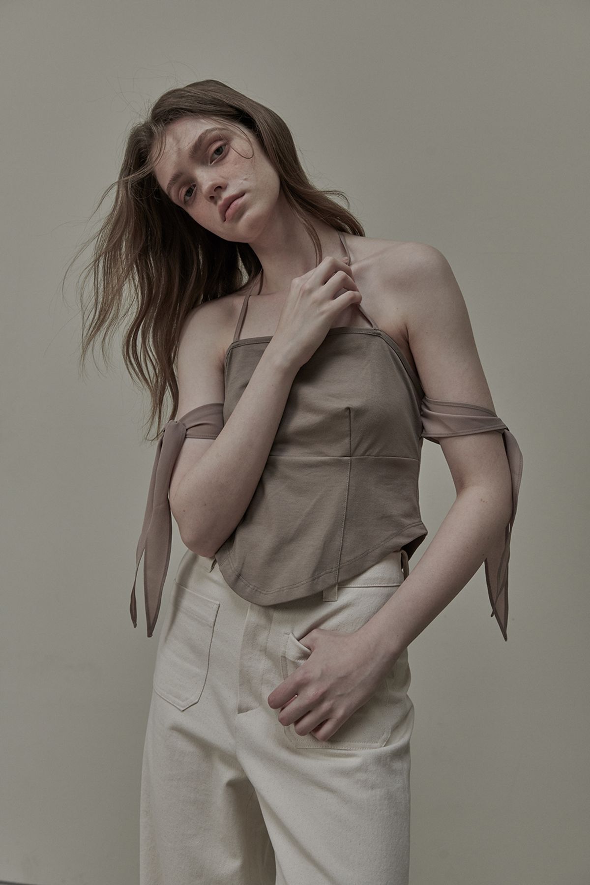 마우솔레움(MAU SOLEUM) Gabrielle Sheer Ribbon Halter T-Shirt - Beige