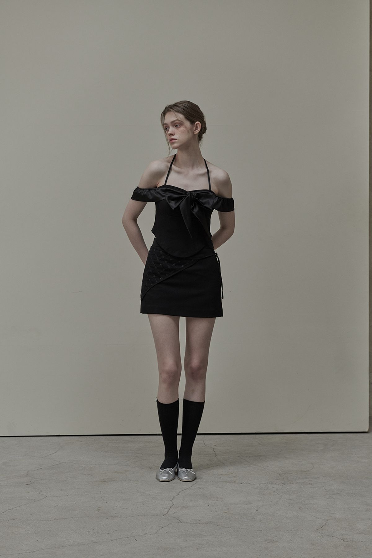 마우솔레움(MAU SOLEUM) Diane Satin Tie Off Shoulder T-Shirt - Black