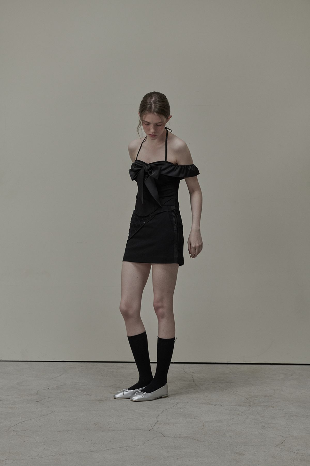 마우솔레움(MAU SOLEUM) Diane Satin Tie Off Shoulder T-Shirt - Black