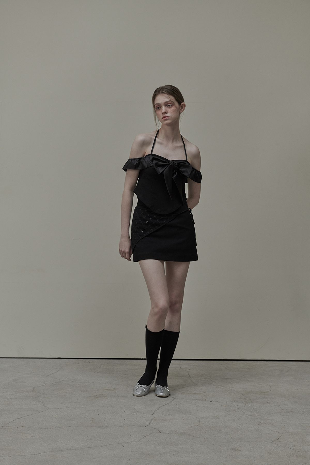마우솔레움(MAU SOLEUM) Diane Satin Tie Off Shoulder T-Shirt - Black