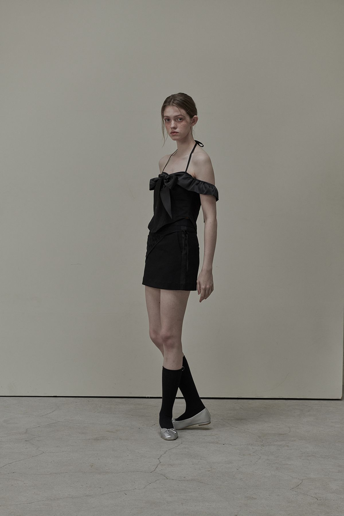 마우솔레움(MAU SOLEUM) Diane Satin Tie Off Shoulder T-Shirt - Black