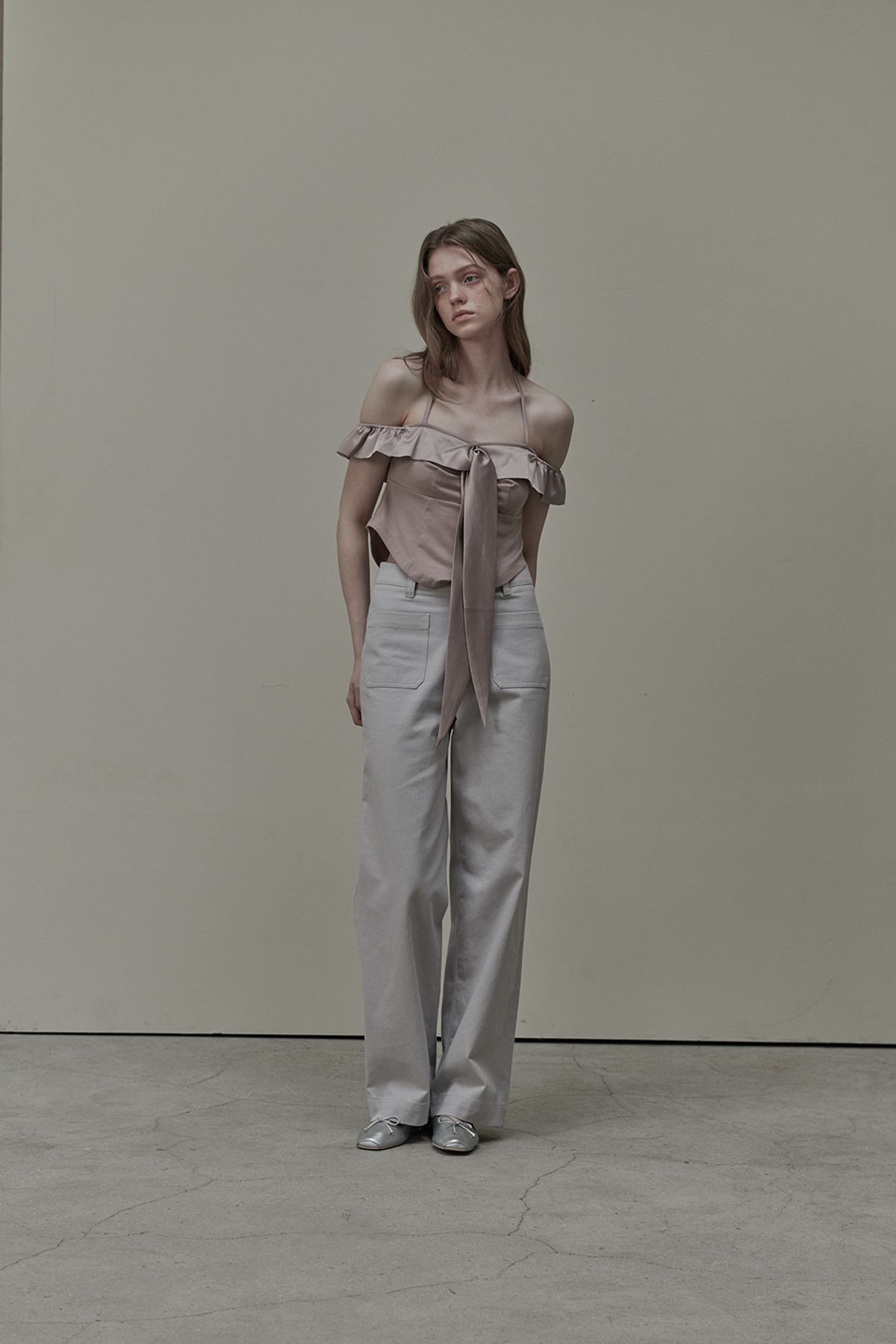 마우솔레움(MAU SOLEUM) Diane Satin Tie Off Shoulder T-Shirt - Pink