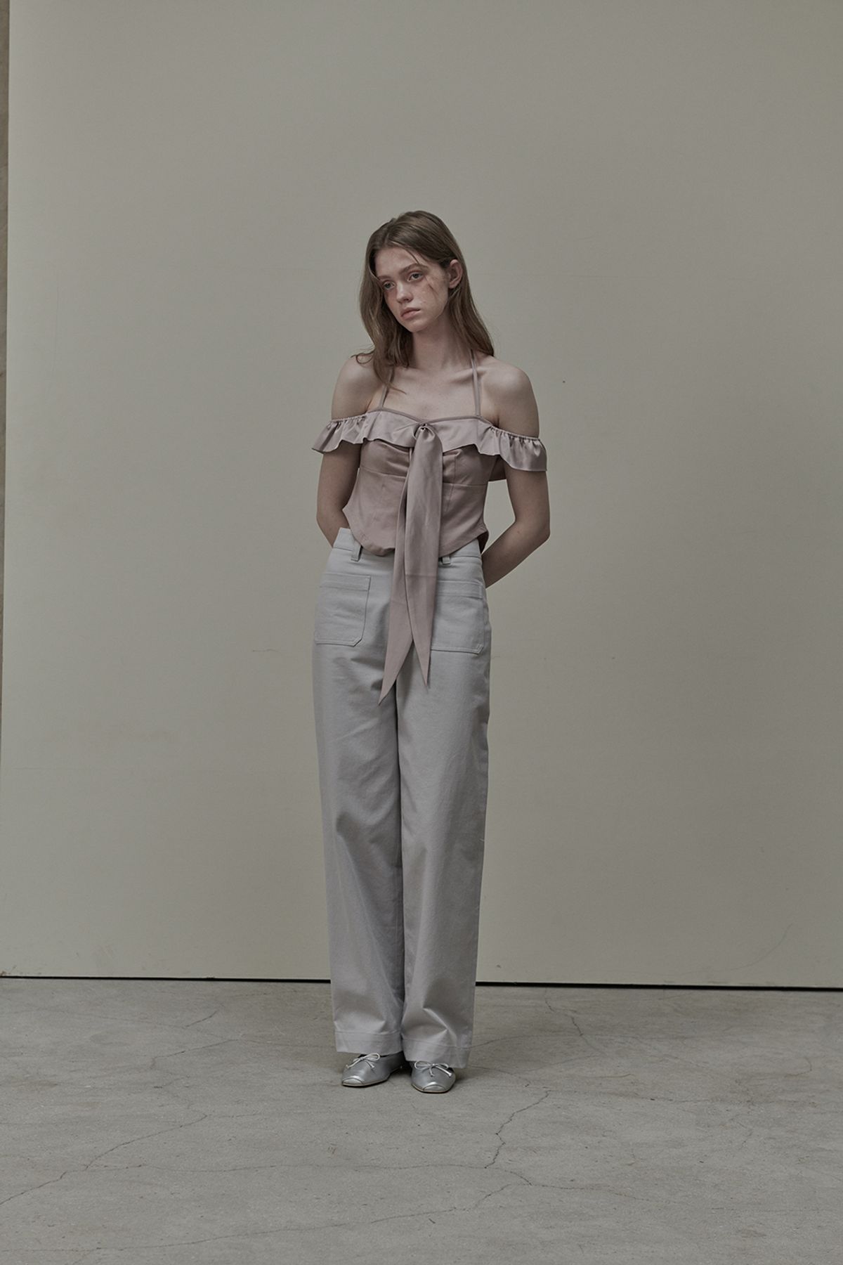 마우솔레움(MAU SOLEUM) Diane Satin Tie Off Shoulder T-Shirt - Pink