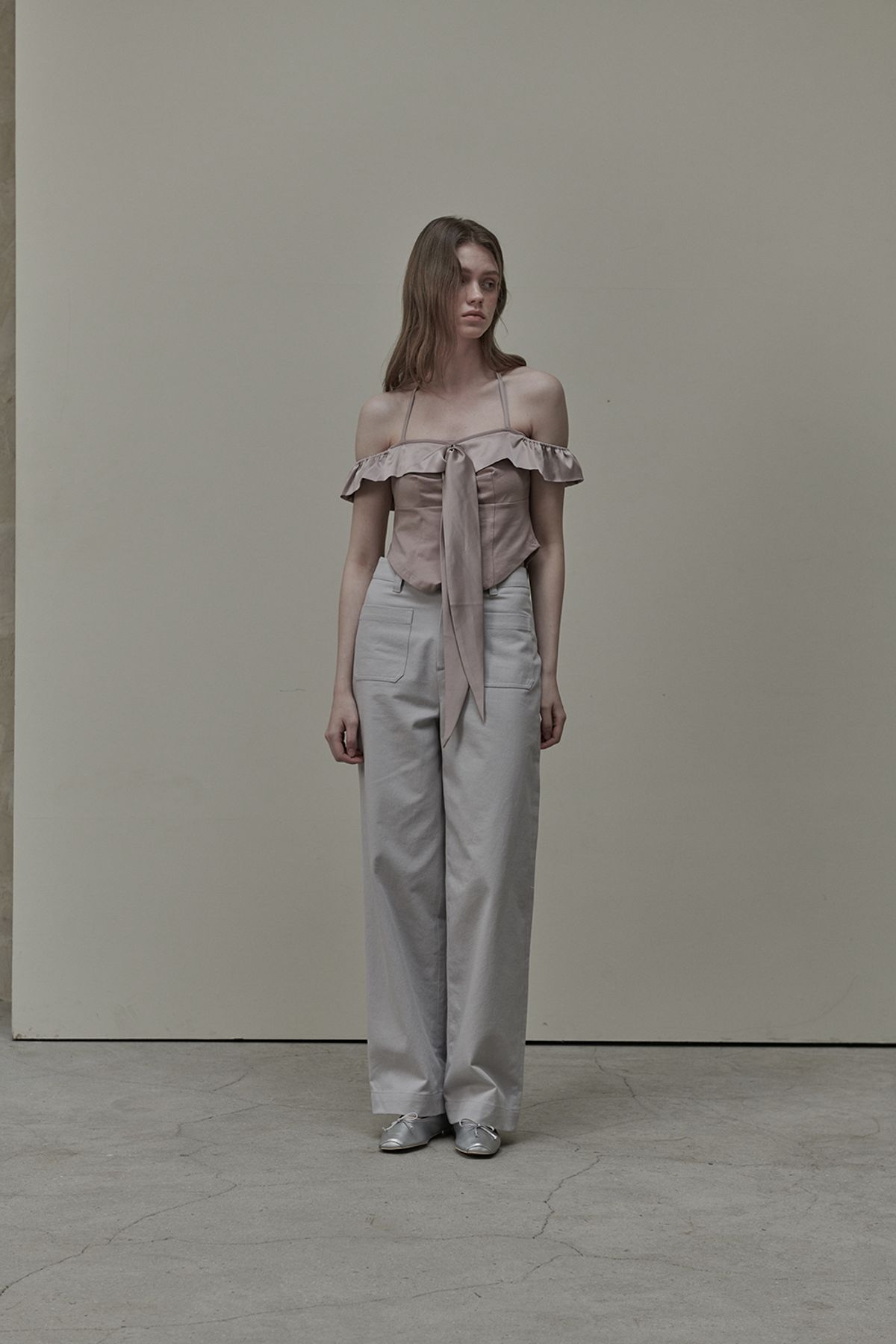 마우솔레움(MAU SOLEUM) Diane Satin Tie Off Shoulder T-Shirt - Pink