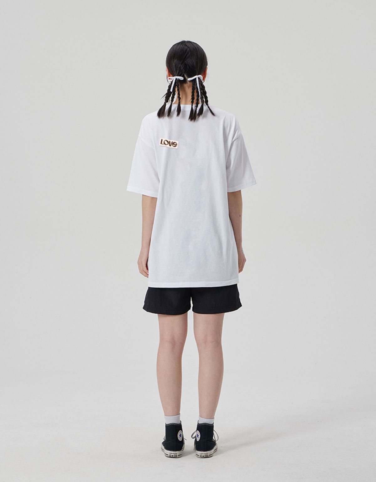 앳 더 모먼트(AT THE MOMENT) [COLLAGE]LOOSE FIT 라운드 넥 반팔티_화이트