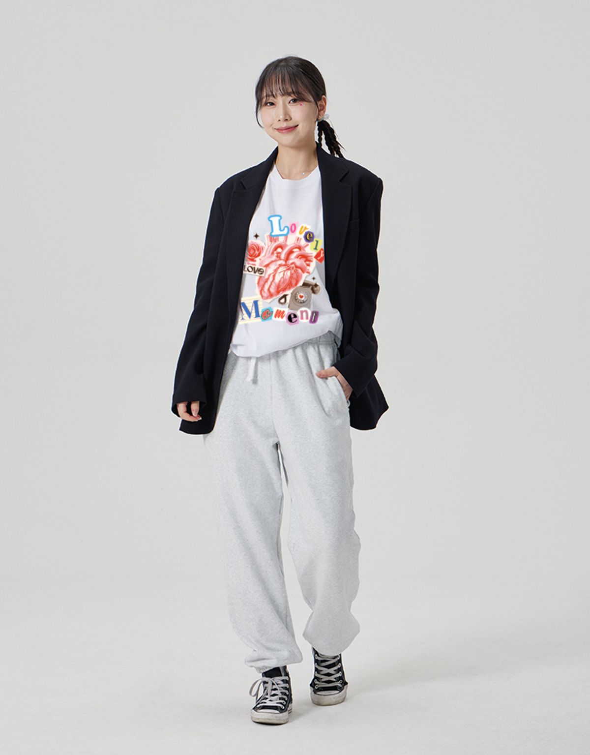 앳 더 모먼트(AT THE MOMENT) [COLLAGE]LOOSE FIT 라운드 넥 반팔티_화이트