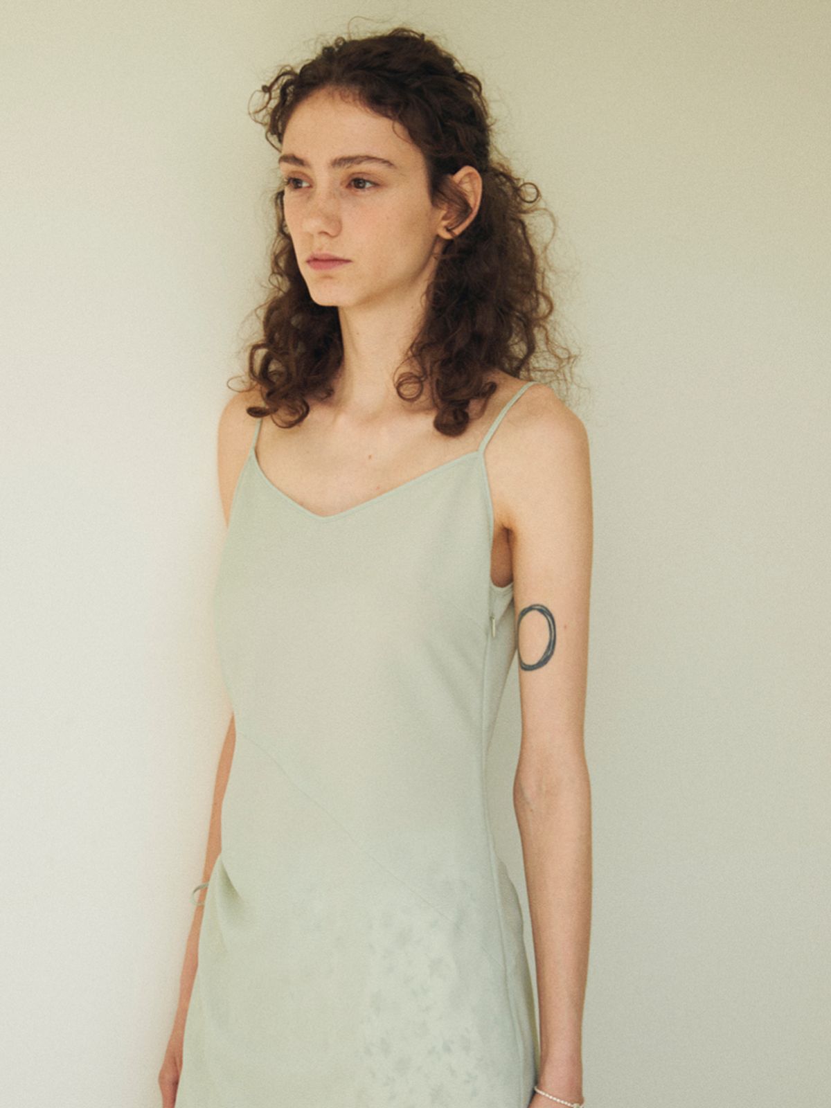 오앨(OUEL) OBLIQUE LINE CHIFFON SLIP DRESS_OLIVE