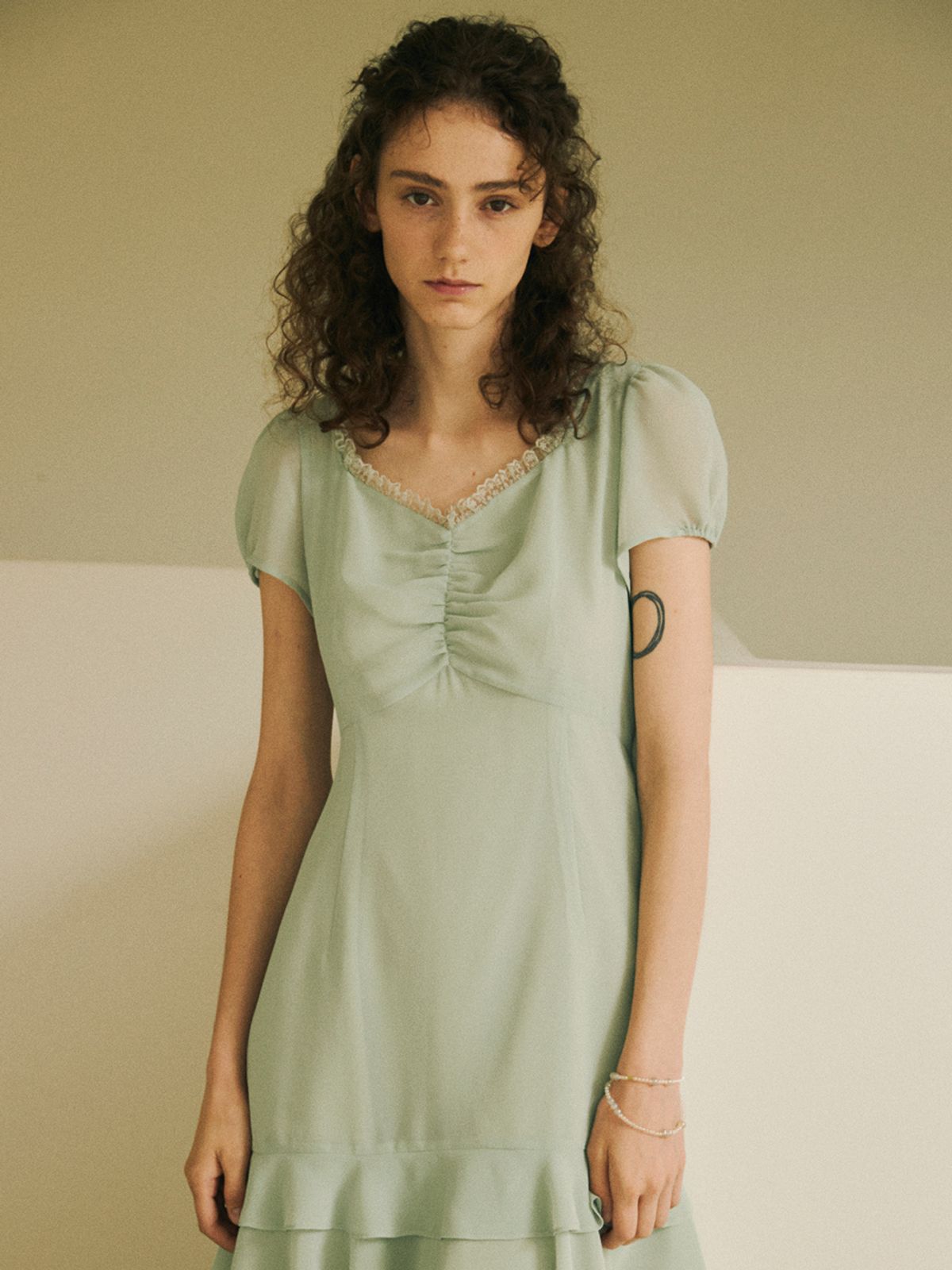 오앨(OUEL) FRONT SHIRRING MINI DRESS_OLIVE