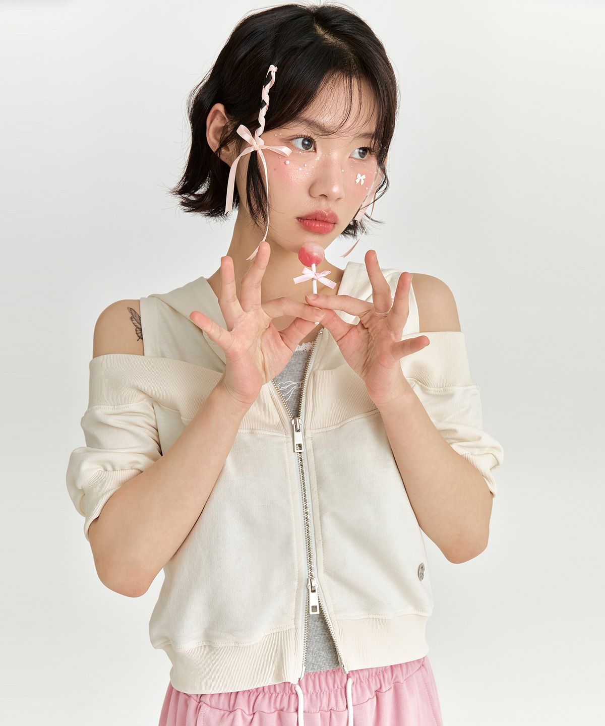 아도르벨르(ADOREBELLE) 오프숄더 후드집업 - 크림 베이지