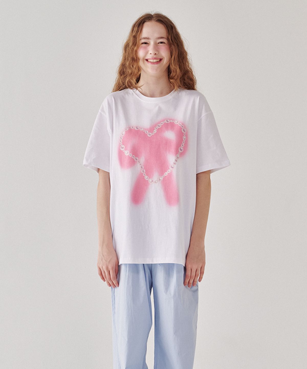 론론(RONRON) PEARL HEART RIBBON OVER FIT T SHIRT WHITE PINK