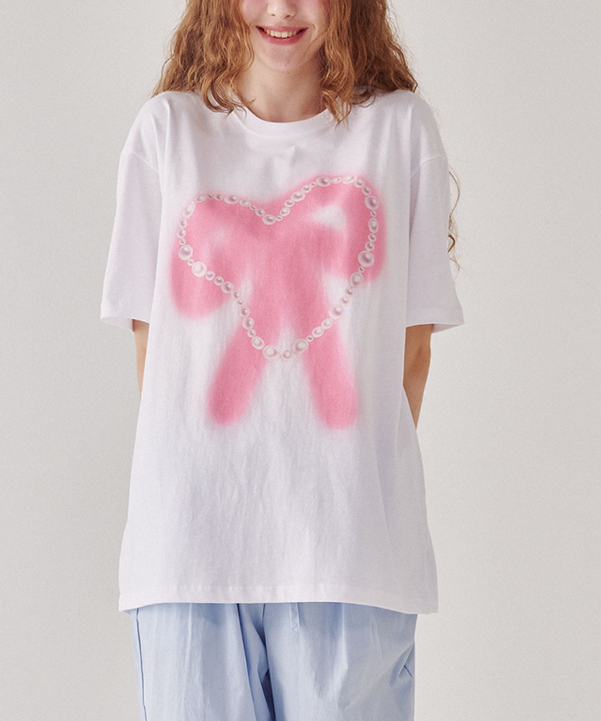 론론(RONRON) PEARL HEART RIBBON OVER FIT T SHIRT WHITE PINK