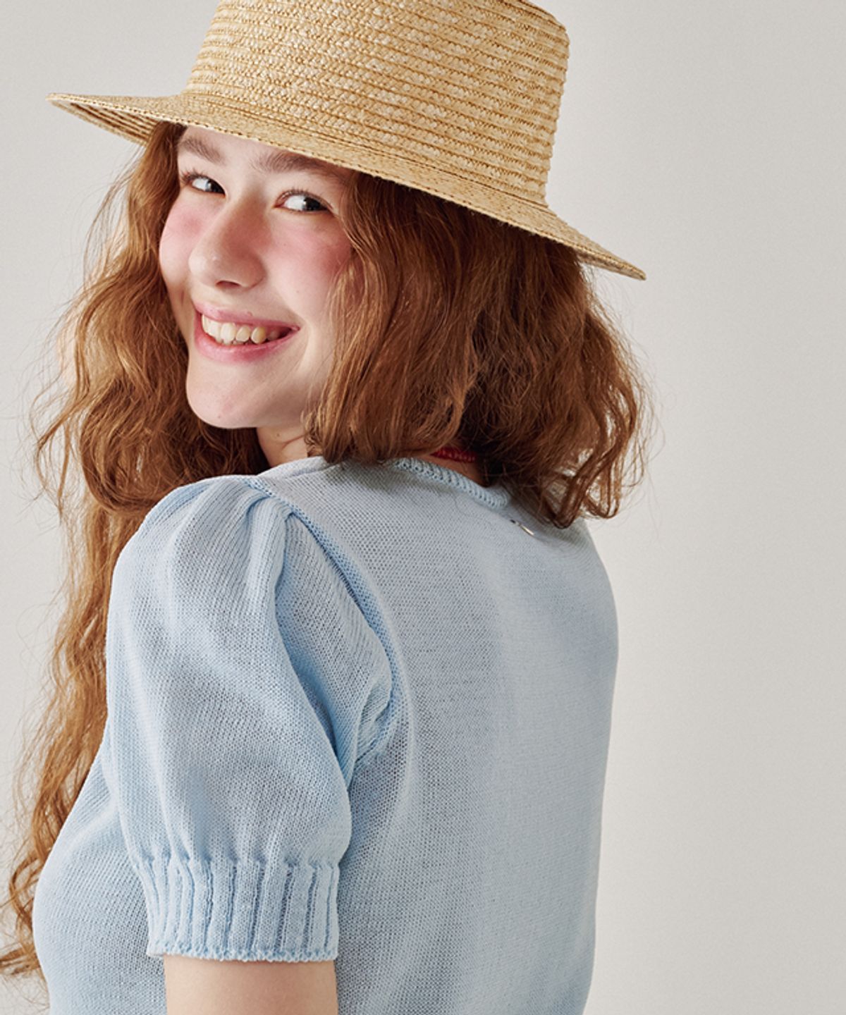 론론(RONRON) SHIRRING POINTED V NECK SHORT KNIT SOFT BLUE