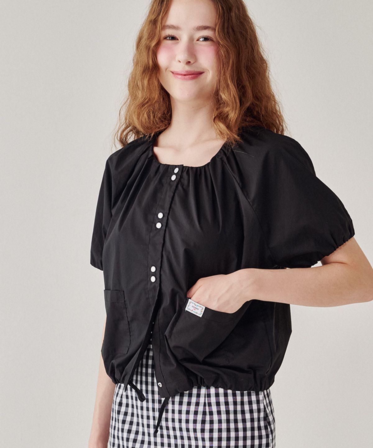 론론(RONRON) ROUND SHIRRING STRING HALF BLOUSE BLACK