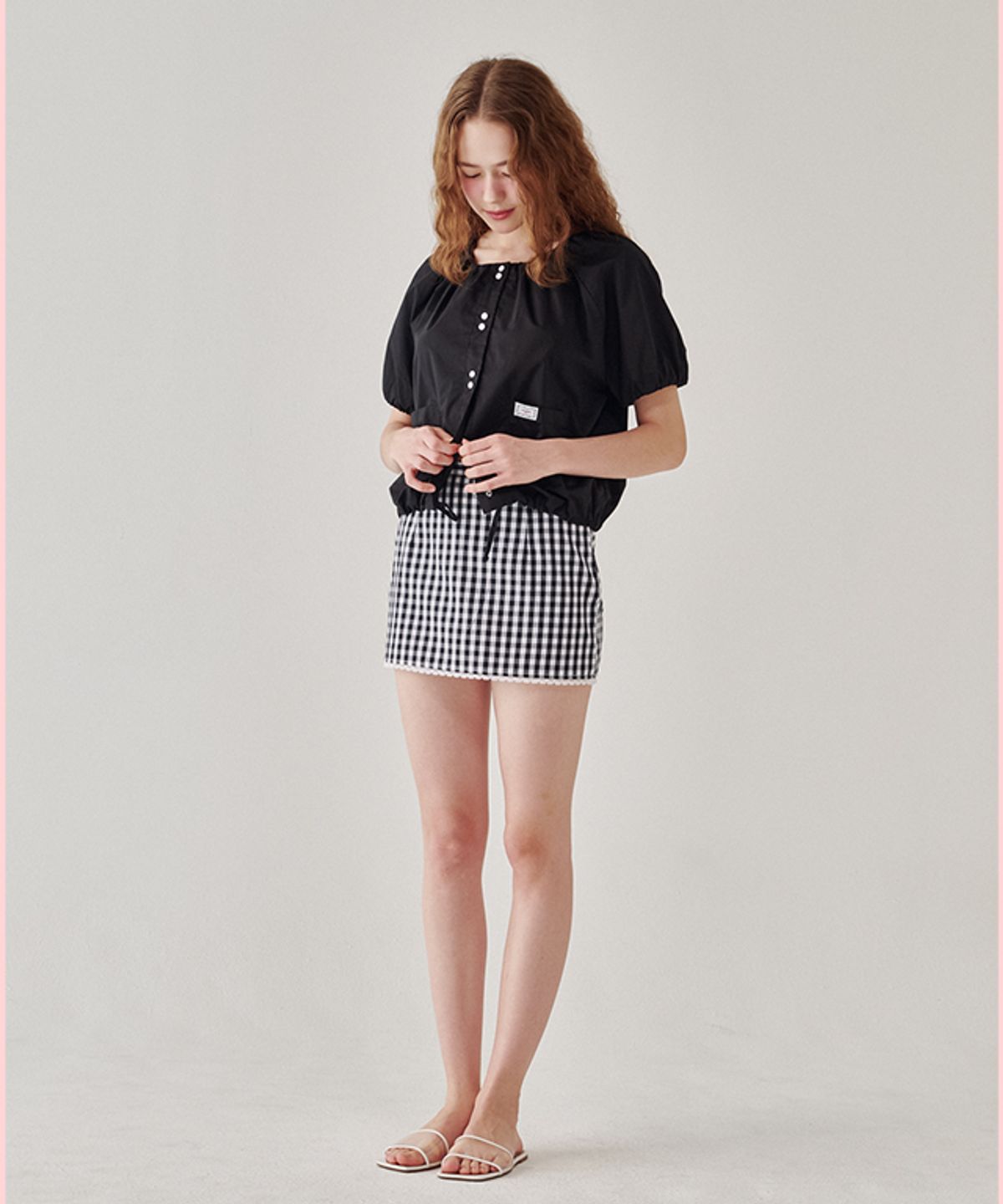 론론(RONRON) ROUND SHIRRING STRING HALF BLOUSE BLACK