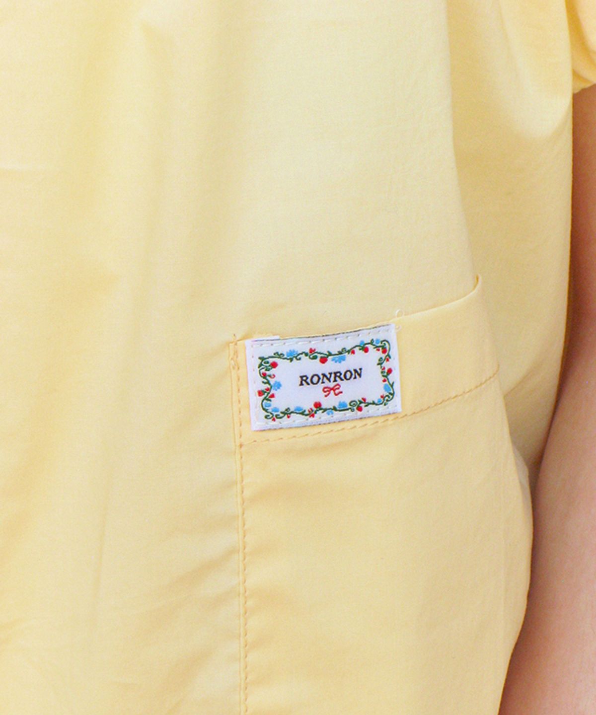 론론(RONRON) ROUND SHIRRING STRING HALF BLOUSE BUTTER