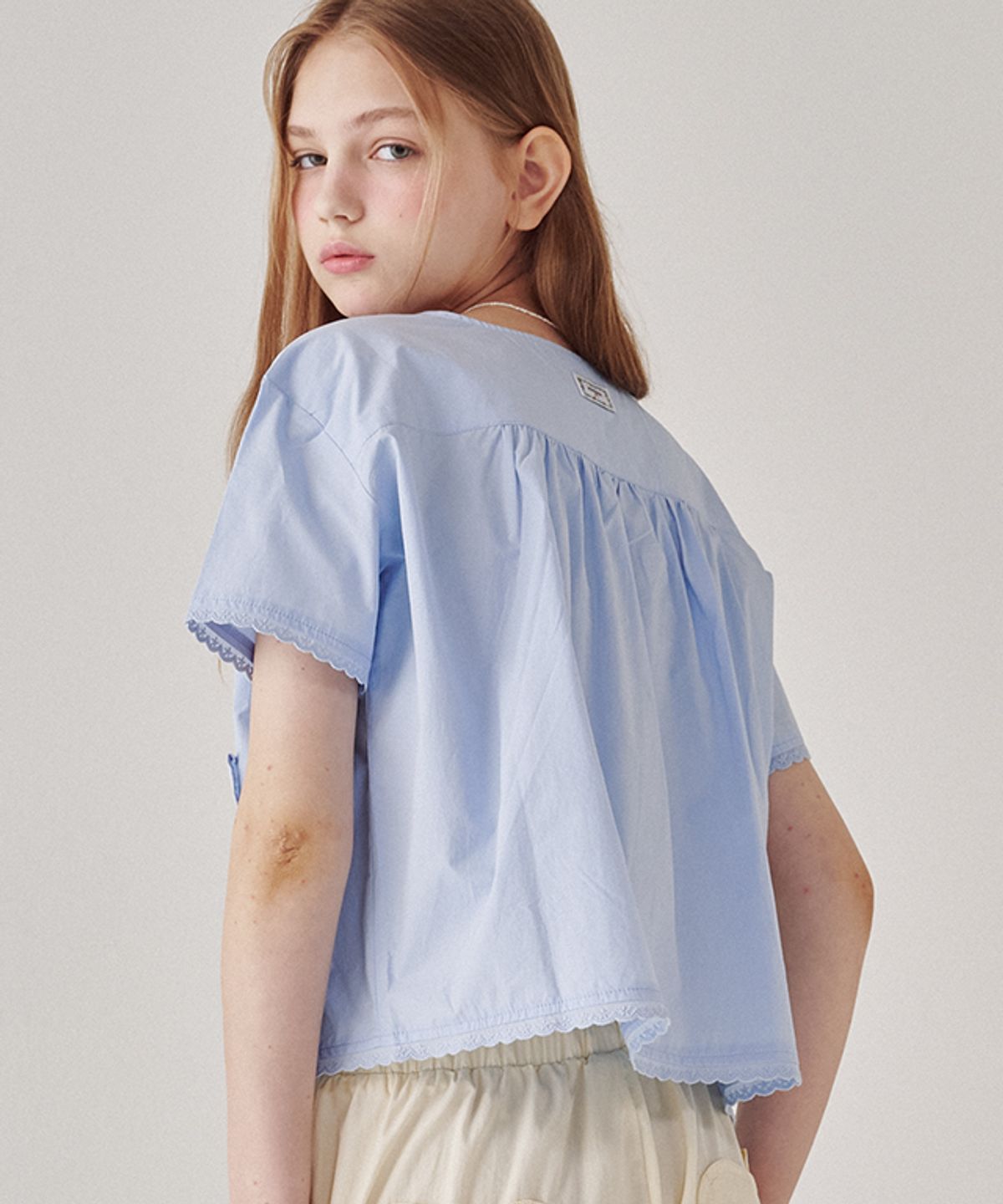 론론(RONRON) TORCHON LACE POINTED V NECK HALF BLOUSE SOFT BLUE