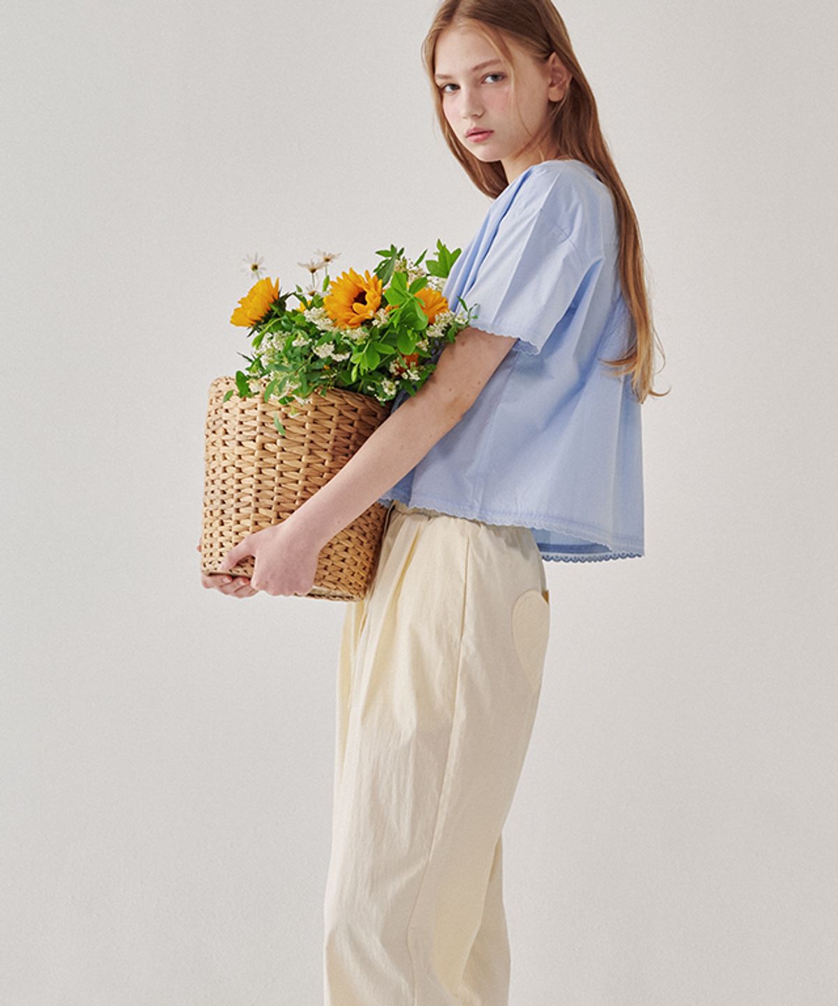 론론(RONRON) TORCHON LACE POINTED V NECK HALF BLOUSE SOFT BLUE