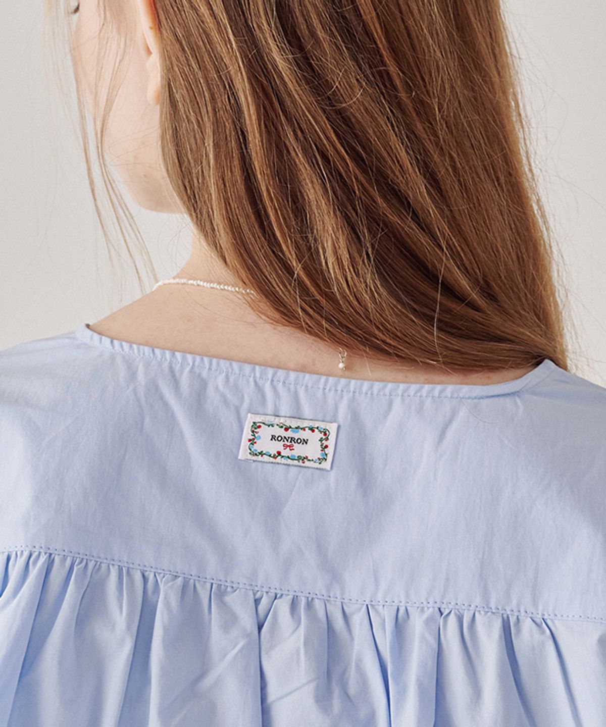 론론(RONRON) TORCHON LACE POINTED V NECK HALF BLOUSE SOFT BLUE