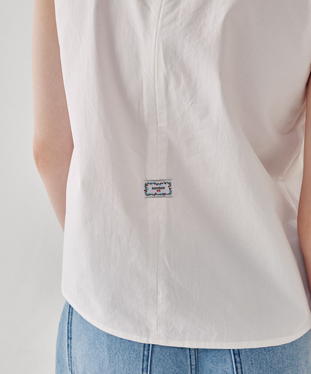 론론(RONRON) RIBBON BOW SLEEVELESS BLOUSE IVORY