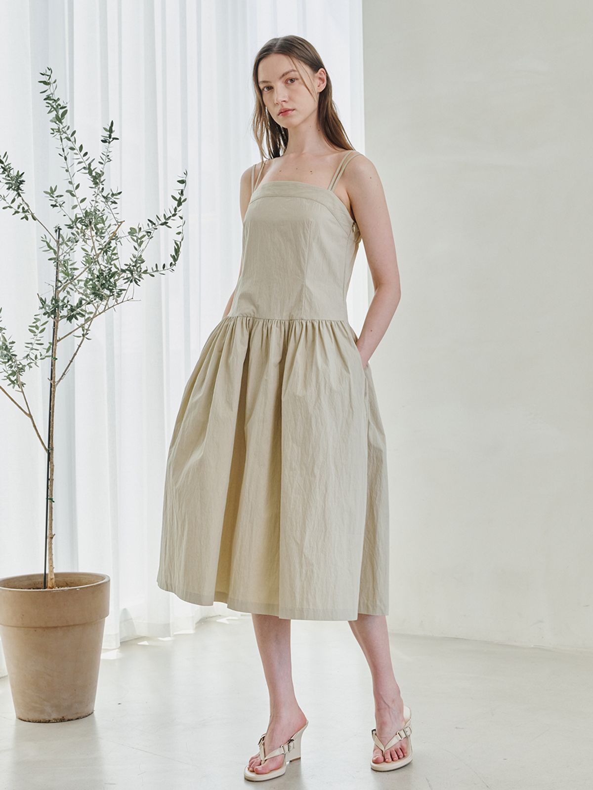 누브(NOUVE) Bustier Low Waist Shirring Dress - Beige