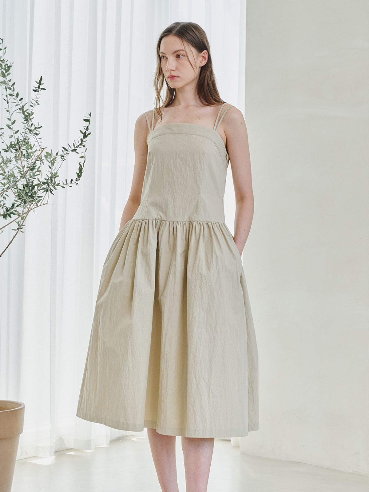 누브(NOUVE) Bustier Low Waist Shirring Dress - Beige