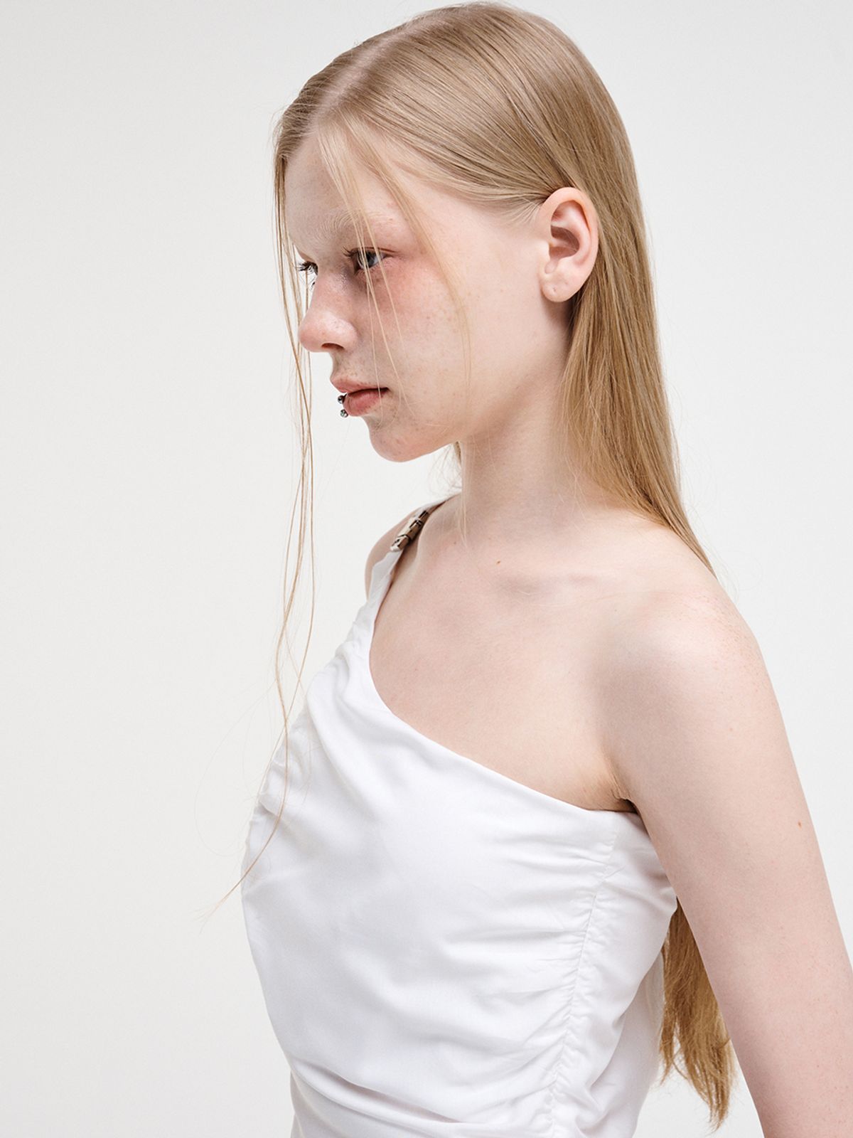 에트몽(ETMON) One Shoulder Buckle Blouse White