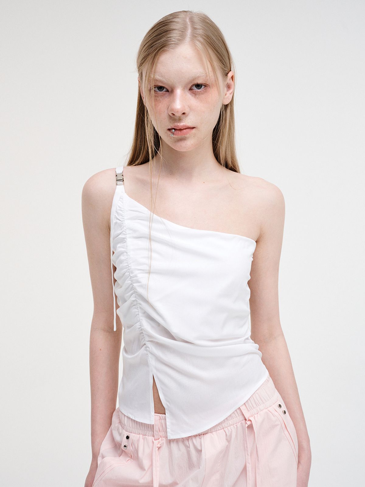 에트몽(ETMON) One Shoulder Buckle Blouse White