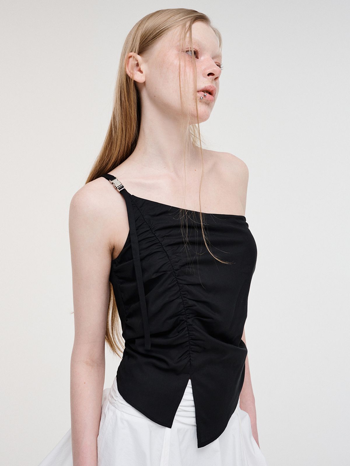 에트몽(ETMON) One Shoulder Buckle Blouse Black