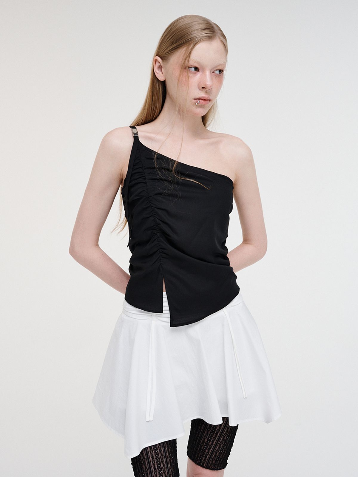 에트몽(ETMON) One Shoulder Buckle Blouse Black