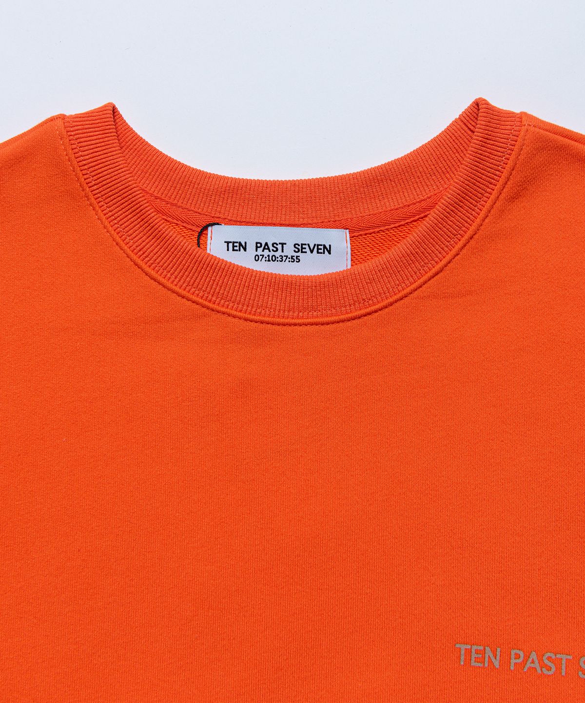 텐 패스트 세븐(TEN PAST SEVEN) 오버사이즈 스웨트 셔츠 - 오렌지