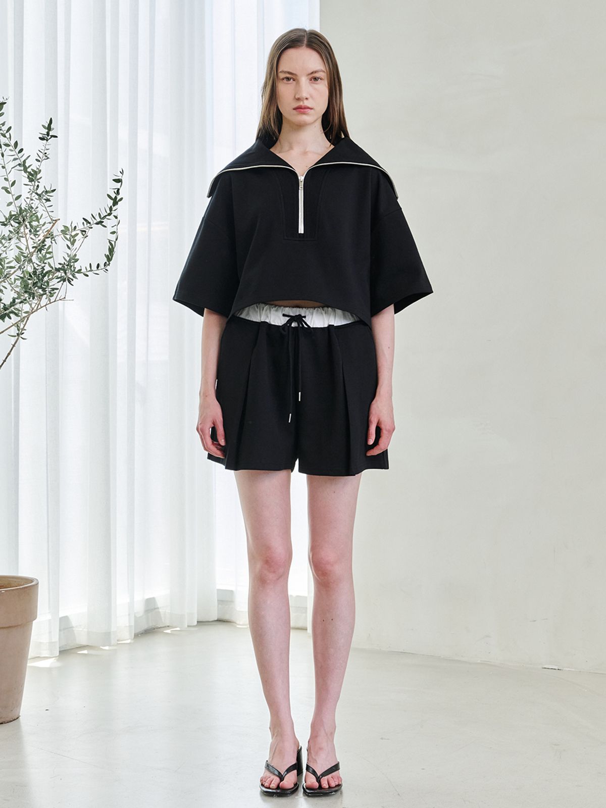 누브(NOUVE) Wide Collar Half Sleeve T-Shirts Set Up - Black