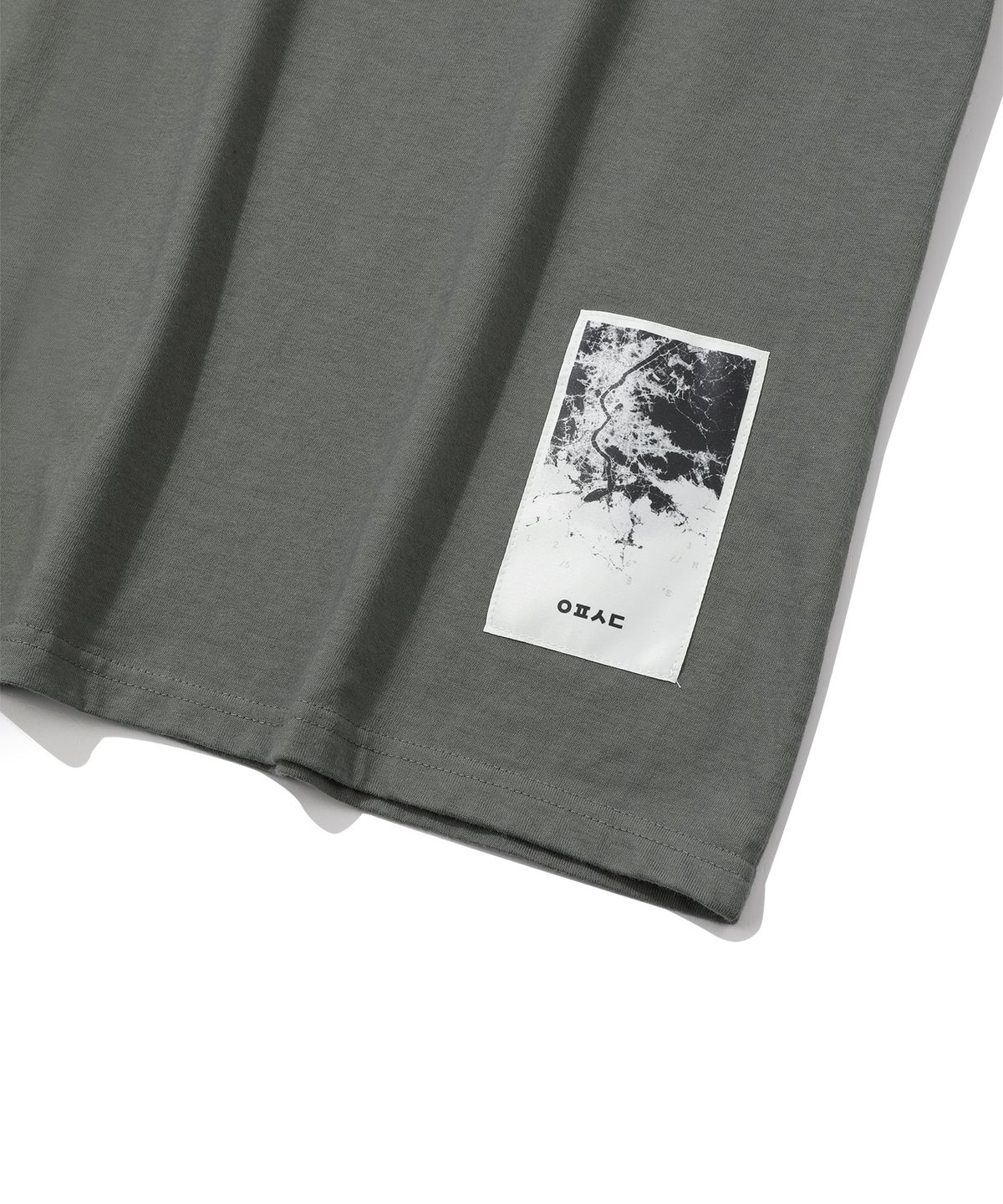 에피소드 언타이틀(EPISODE UNTITLED) NEEDLEPOINT & PATCH T-SHIRT_STONE
