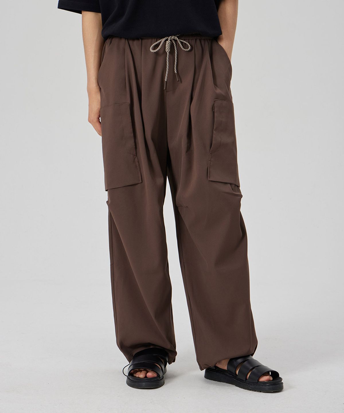 메이킷투(MAKEITTO) TWO TUCK WIDE PARACHUTE CARGO PANTS_BROWN