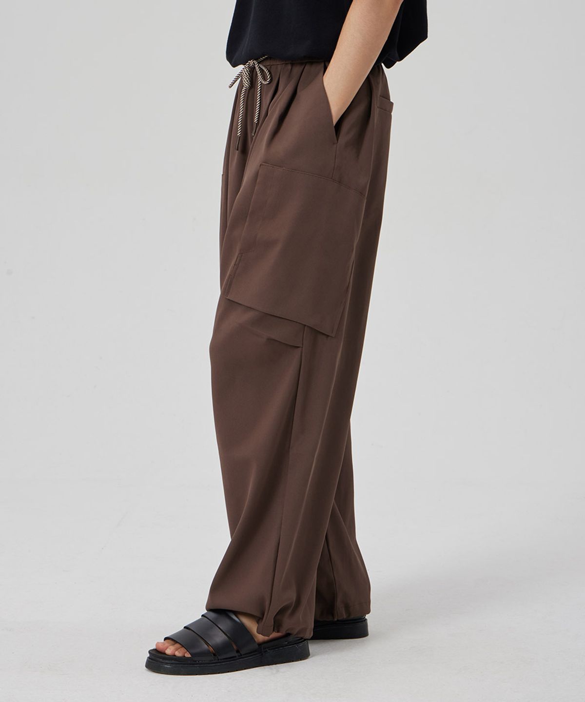 메이킷투(MAKEITTO) TWO TUCK WIDE PARACHUTE CARGO PANTS_BROWN
