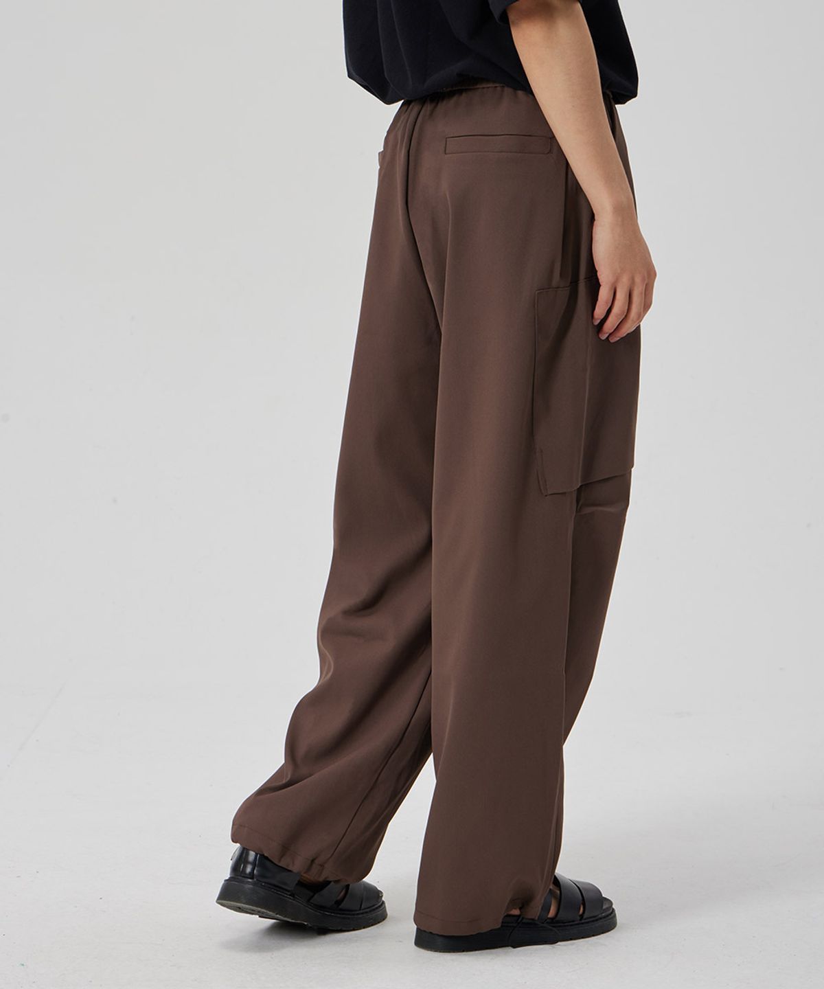 메이킷투(MAKEITTO) TWO TUCK WIDE PARACHUTE CARGO PANTS_BROWN