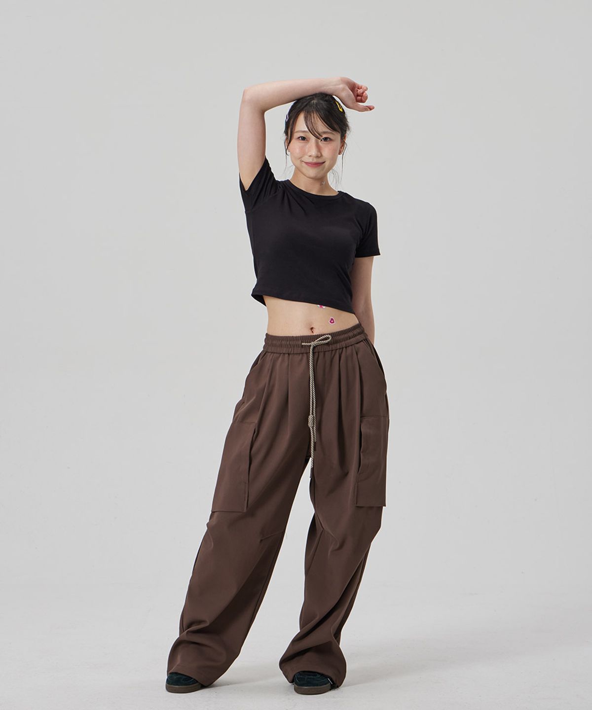 메이킷투(MAKEITTO) TWO TUCK WIDE PARACHUTE CARGO PANTS_BROWN