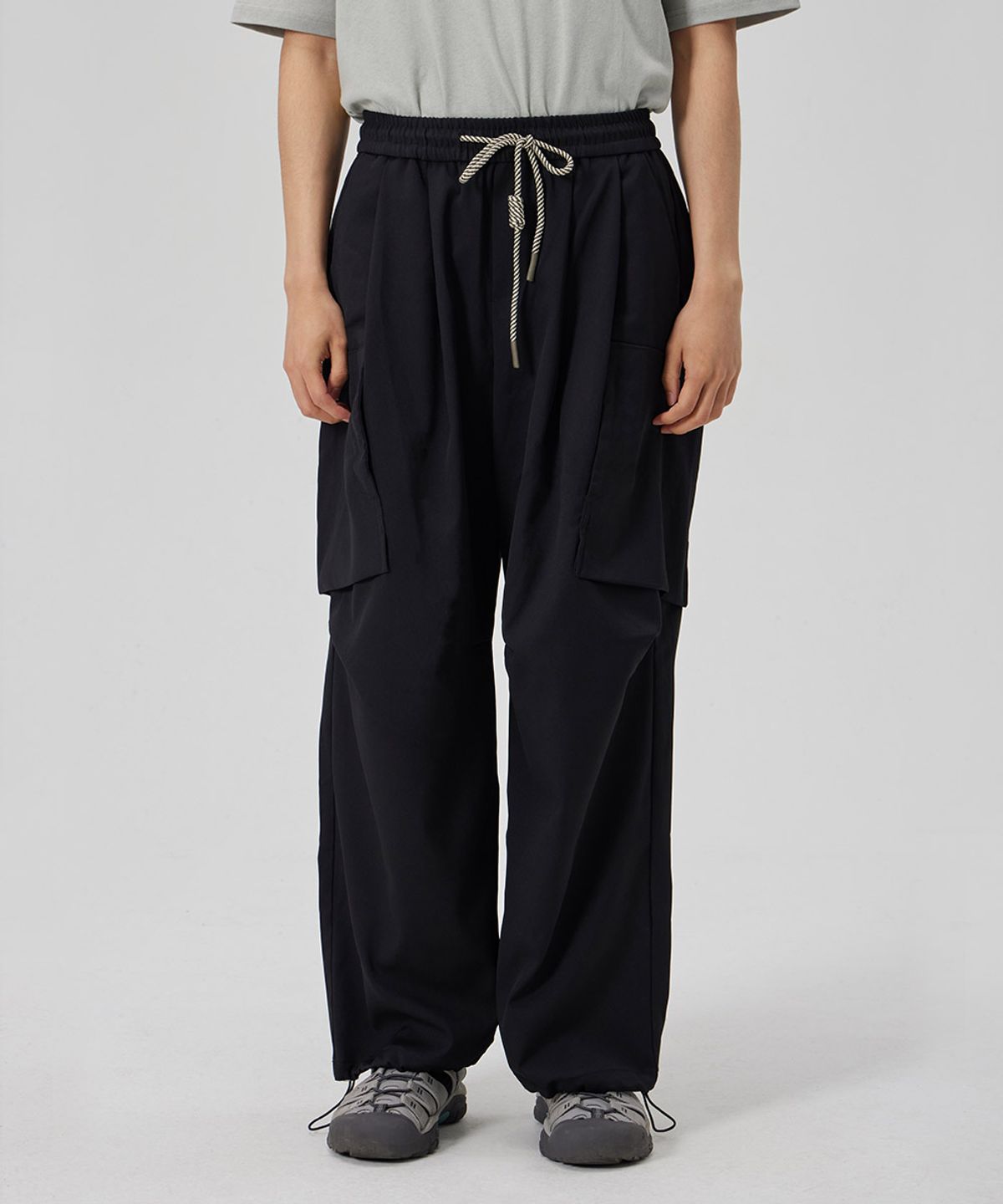 메이킷투(MAKEITTO) TWO TUCK WIDE PARACHUTE CARGO PANTS_BLACK