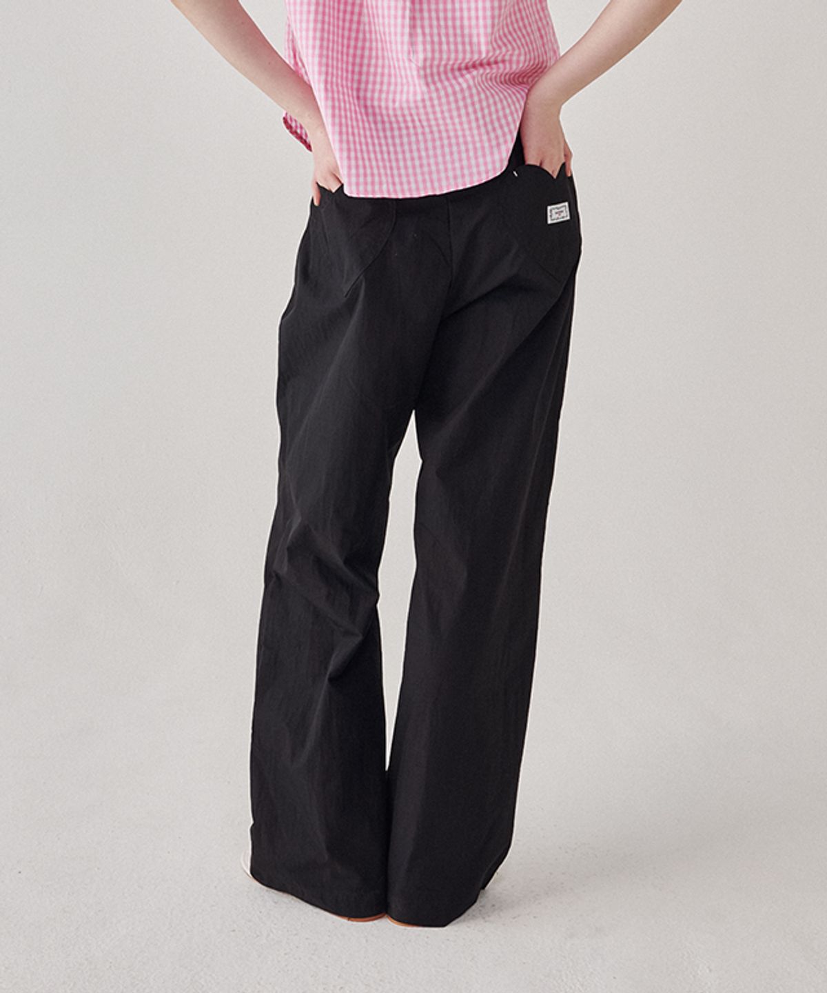 론론(RONRON) BACK HEART STITCH POCKET BANDING PANTS BLACK