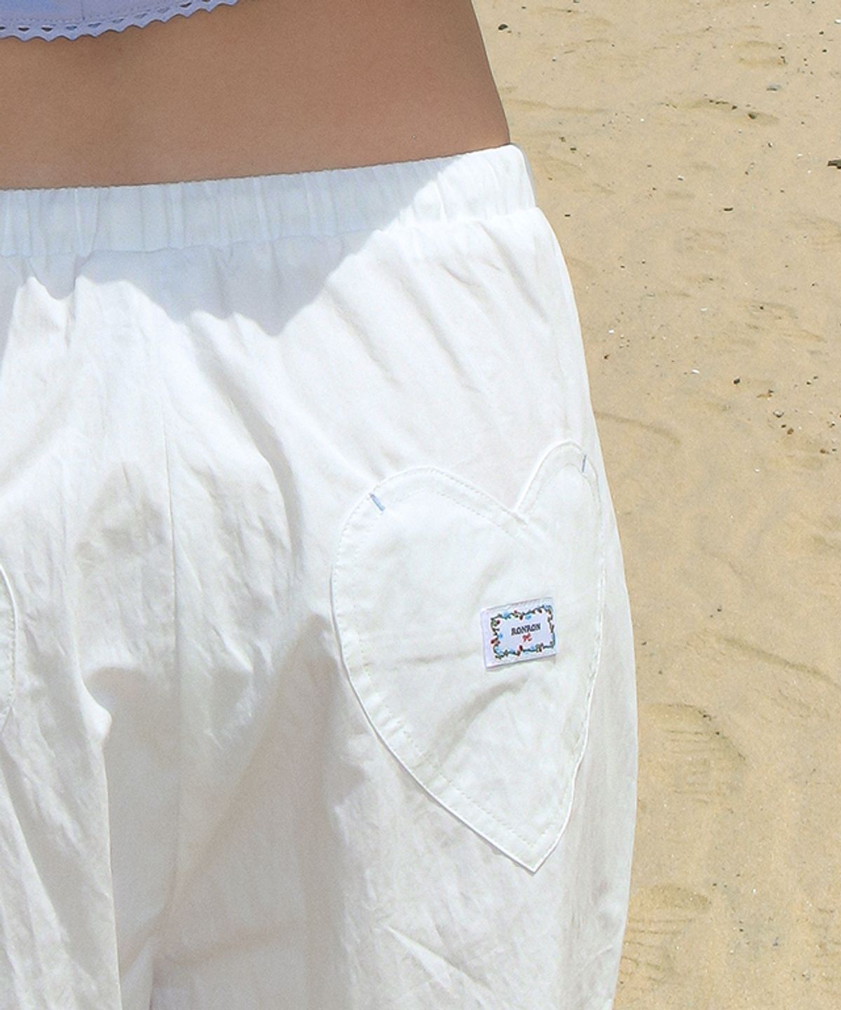 론론(RONRON) BACK HEART STITCH POCKET BANDING PANTS WHITE