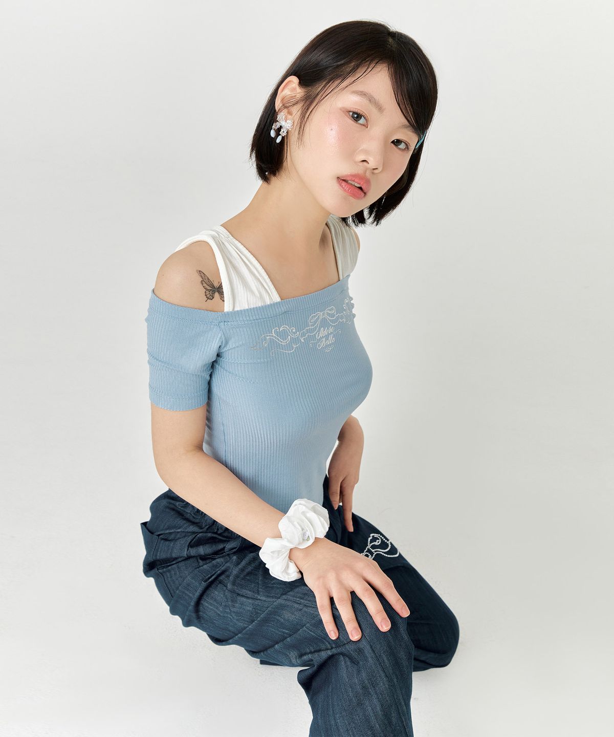 아도르벨르(ADOREBELLE) 실버 엔틱 크롭 오프숄더 티셔츠 - 스카이블루