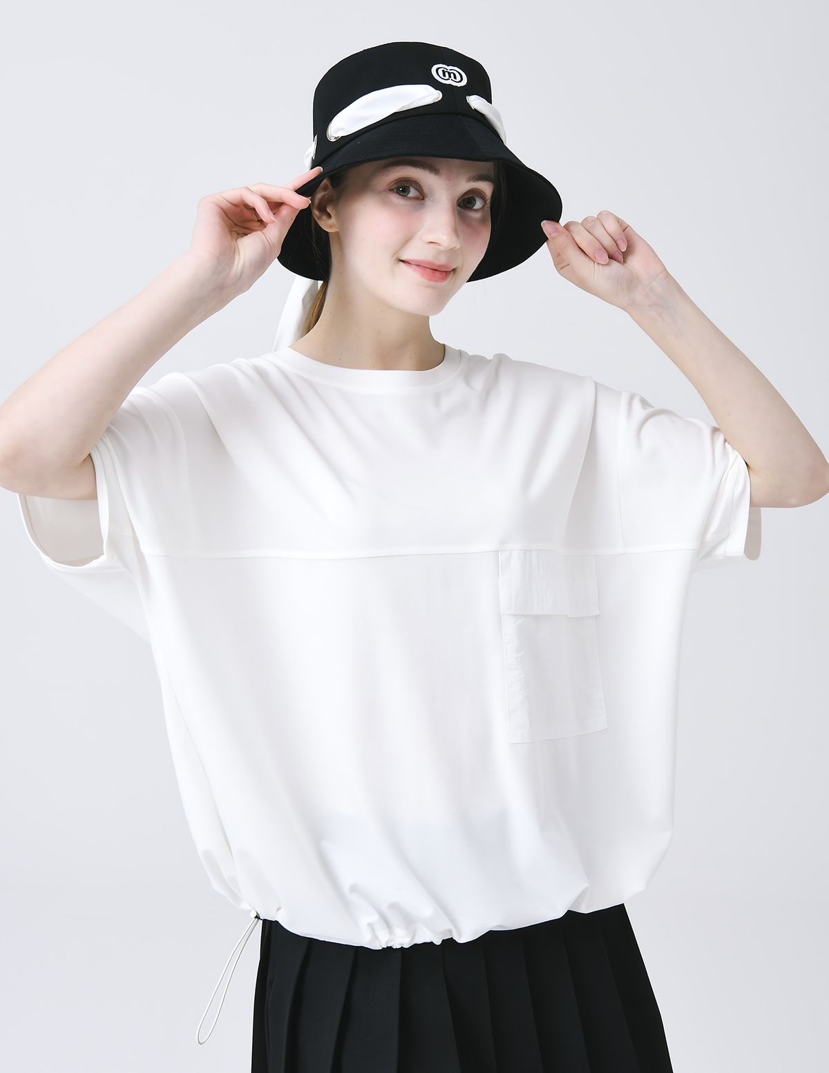 두유노우엠씨(DOYOUKNOWMC) 라운드 포켓 장식 루즈 핏  화이트  반팔  밑단  스트링  티셔츠